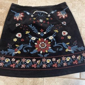 💚 3/$15 Embroidered Skirt